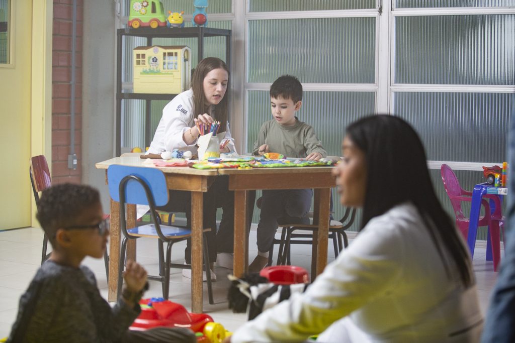 Conheça estratégias terapêuticas inovadoras para a reabilitação de diferentes transtornos comunicativos.